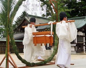 茅の輪(ちのわ)神事